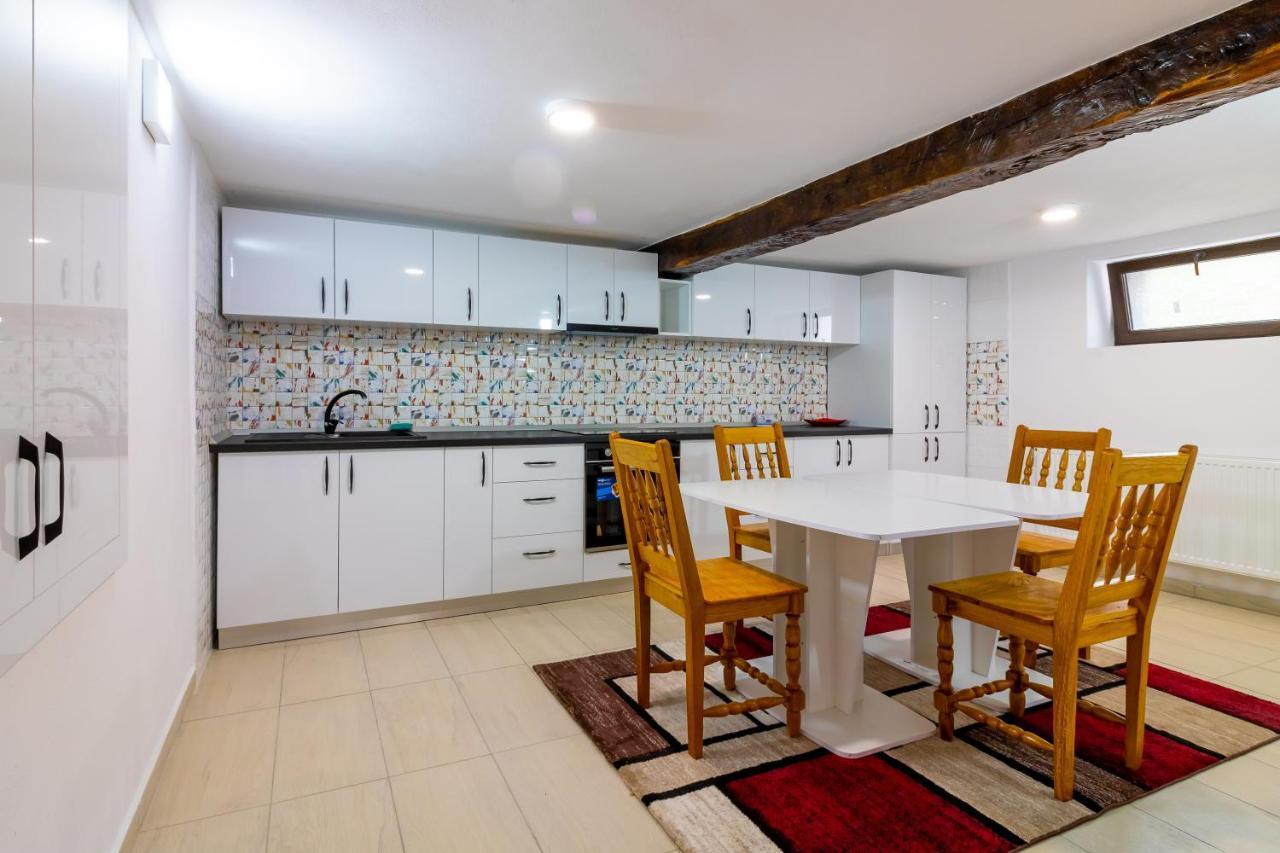 Pensiunea D & Ylan Hotel Novaci-Straini Luaran gambar