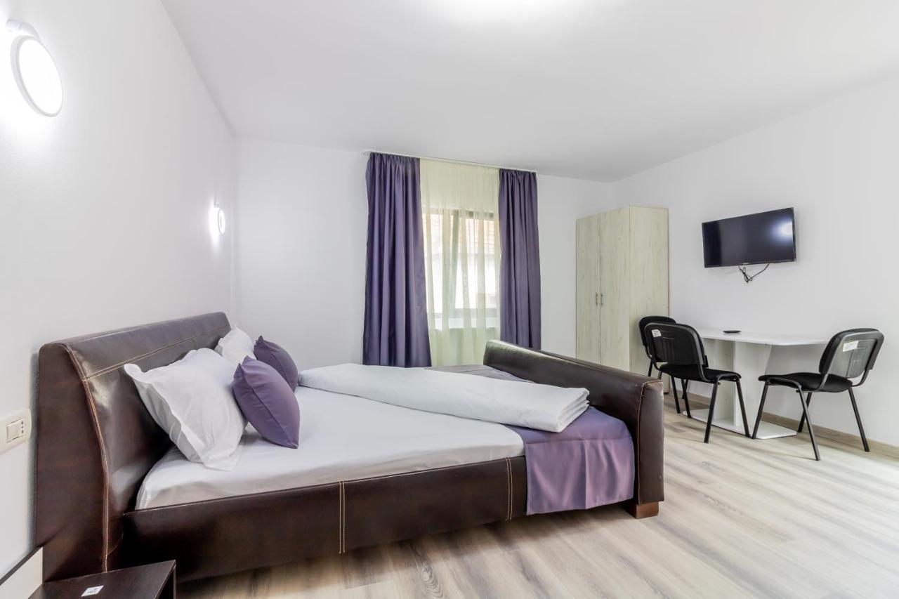 Pensiunea D & Ylan Hotel Novaci-Straini Luaran gambar