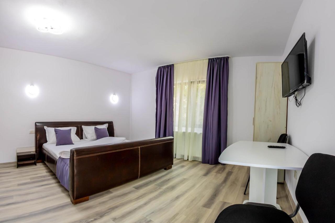 Pensiunea D & Ylan Hotel Novaci-Straini Luaran gambar