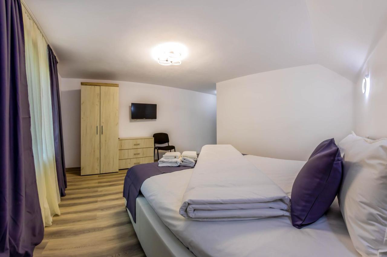 Pensiunea D & Ylan Hotel Novaci-Straini Luaran gambar