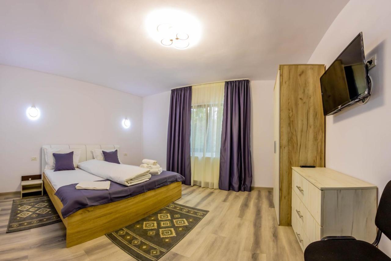 Pensiunea D & Ylan Hotel Novaci-Straini Luaran gambar