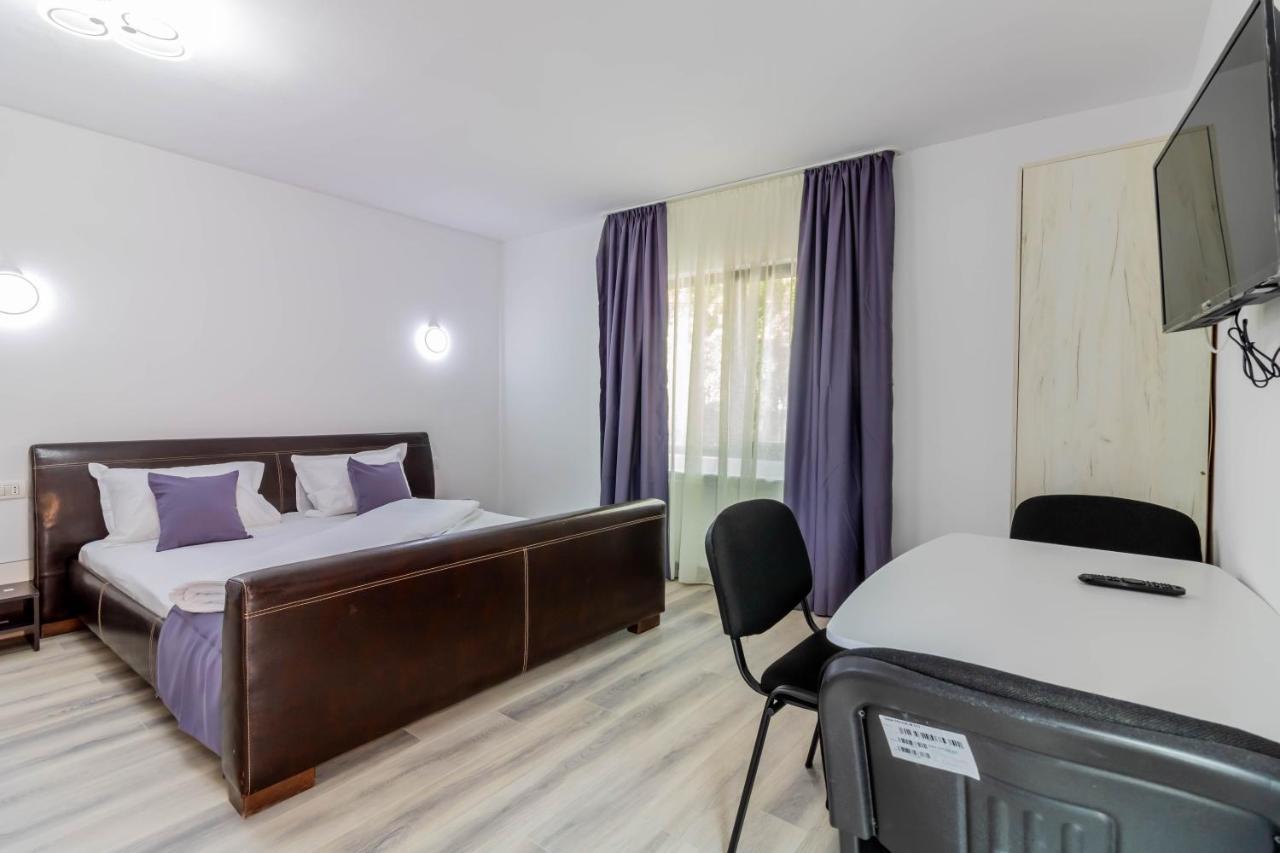 Pensiunea D & Ylan Hotel Novaci-Straini Luaran gambar
