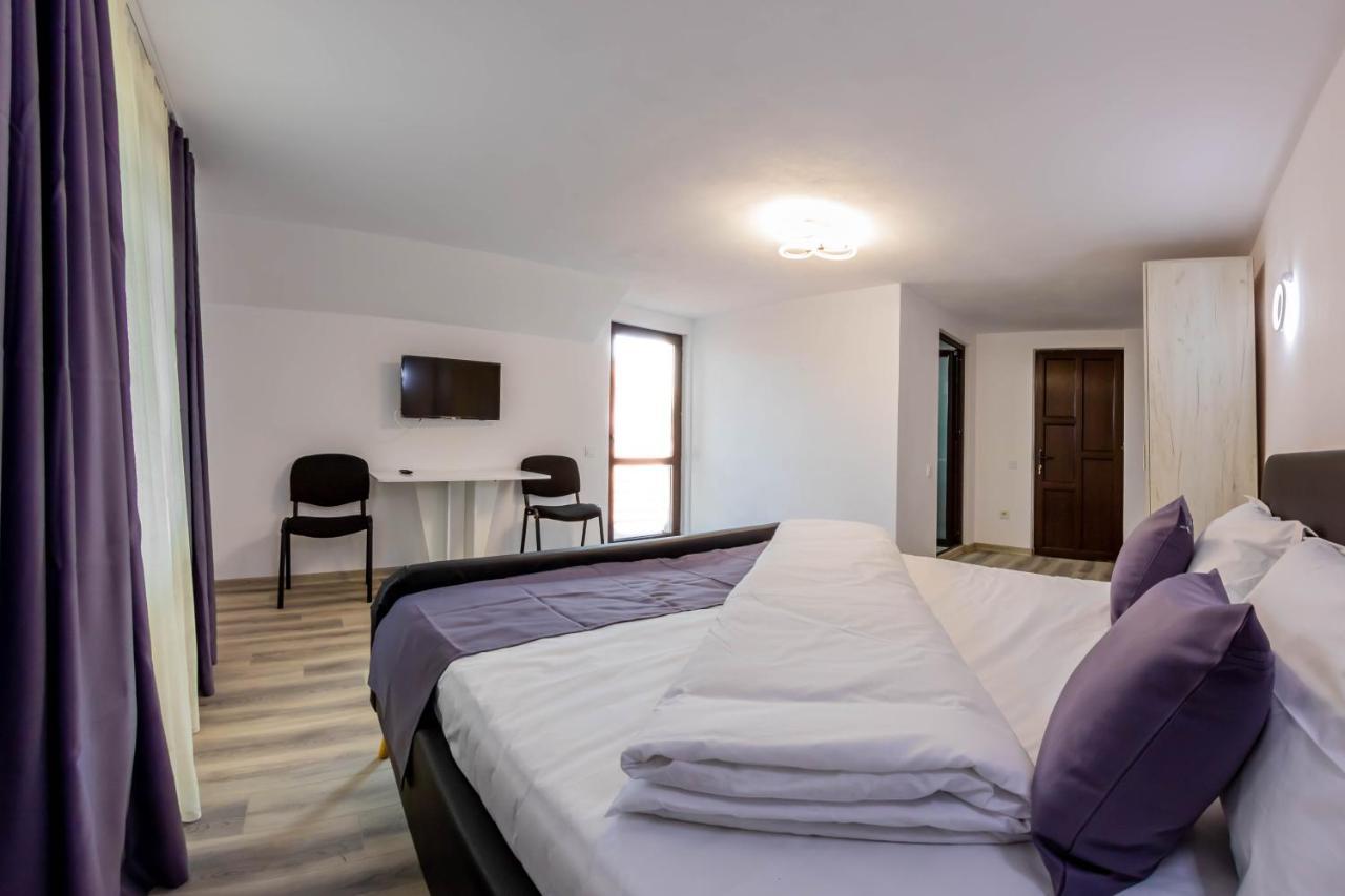 Pensiunea D & Ylan Hotel Novaci-Straini Luaran gambar