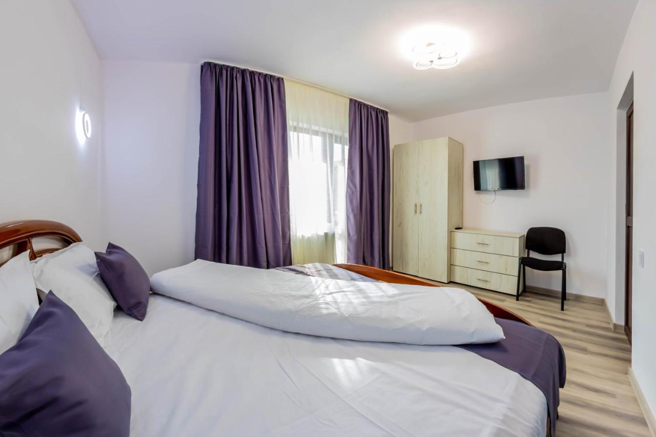 Pensiunea D & Ylan Hotel Novaci-Straini Luaran gambar