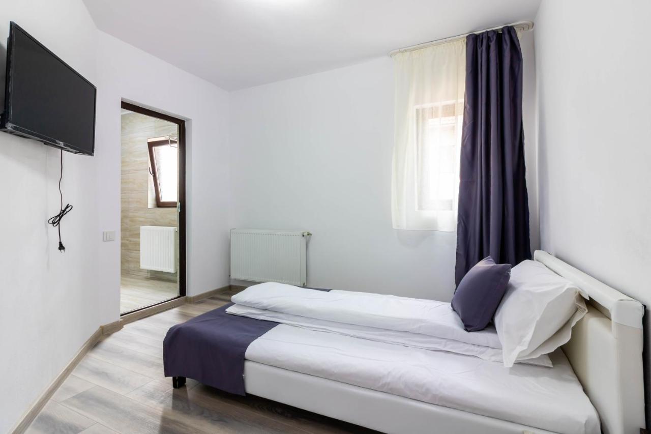 Pensiunea D & Ylan Hotel Novaci-Straini Luaran gambar