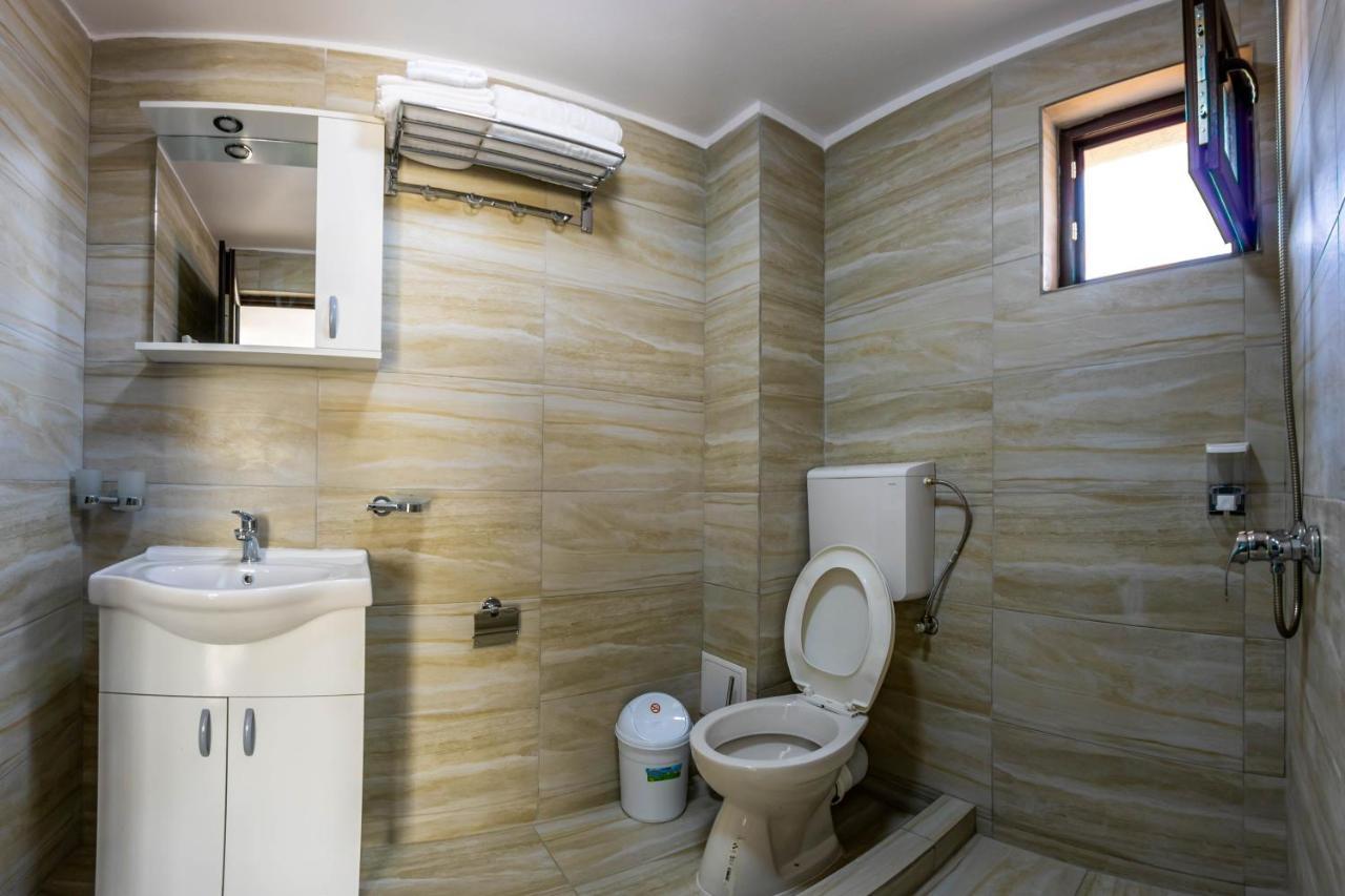 Pensiunea D & Ylan Hotel Novaci-Straini Luaran gambar