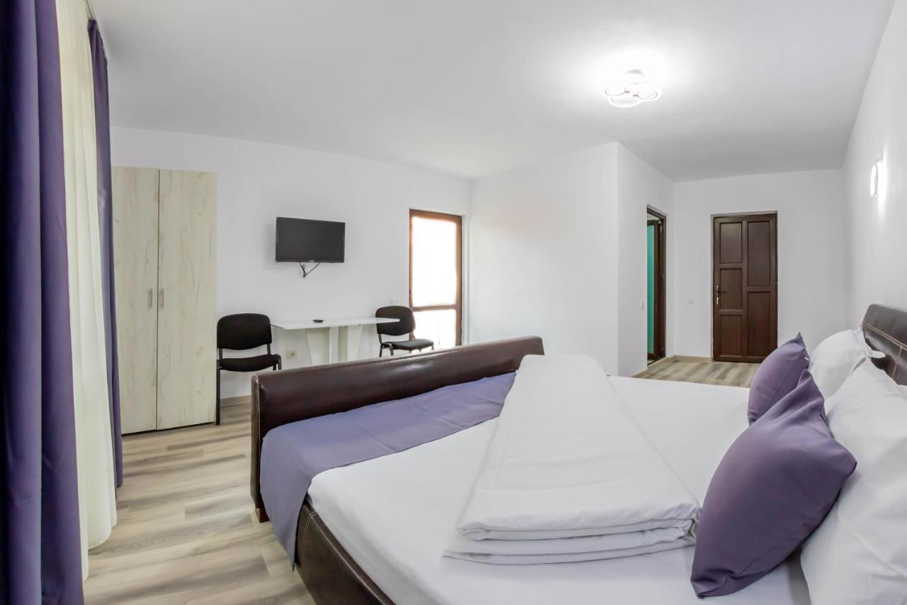 Pensiunea D & Ylan Hotel Novaci-Straini Luaran gambar