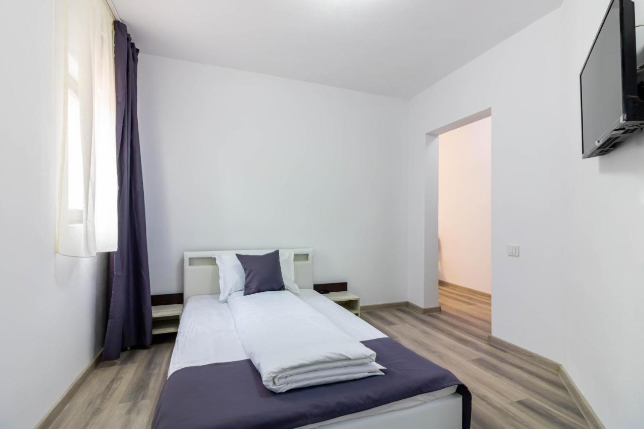 Pensiunea D & Ylan Hotel Novaci-Straini Luaran gambar