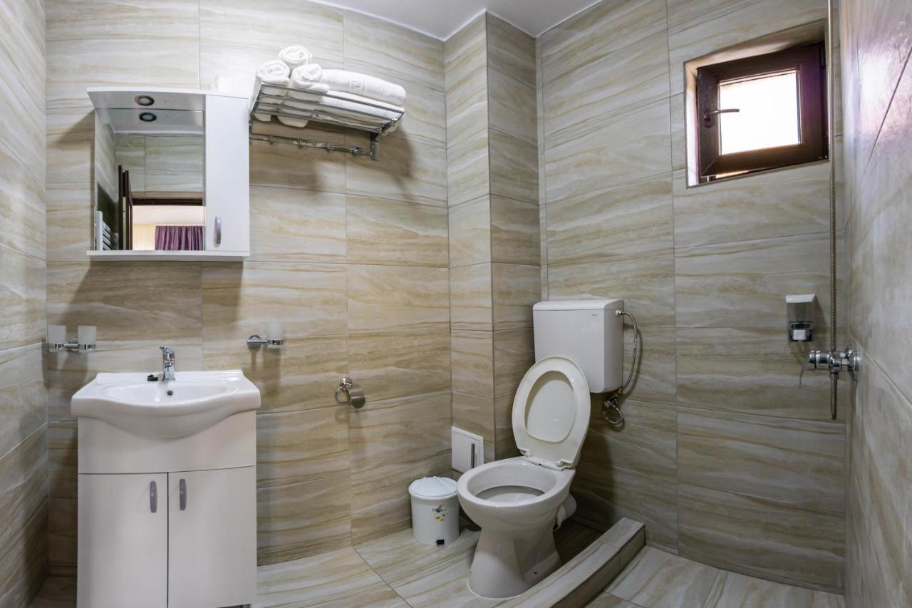 Pensiunea D & Ylan Hotel Novaci-Straini Luaran gambar