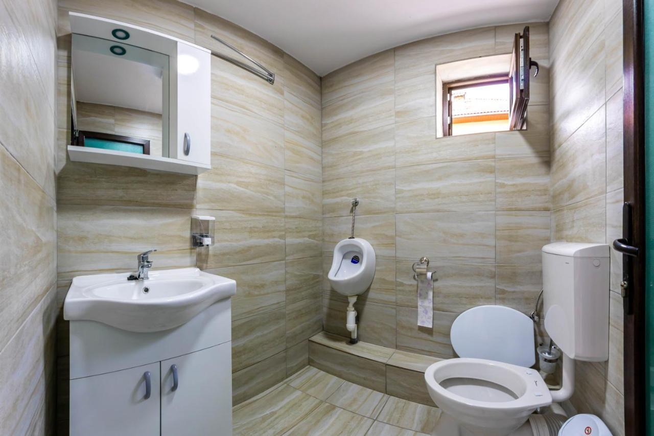Pensiunea D & Ylan Hotel Novaci-Straini Luaran gambar