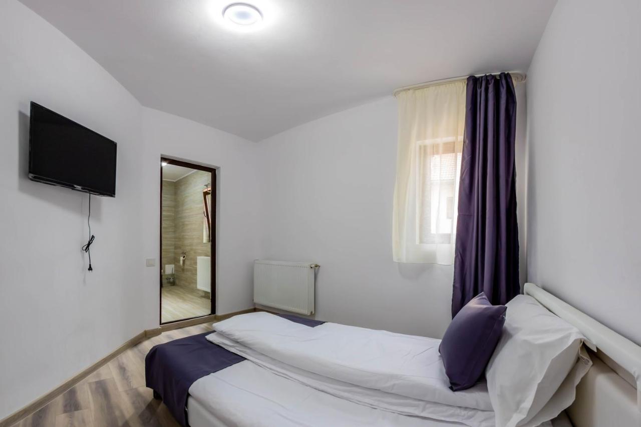 Pensiunea D & Ylan Hotel Novaci-Straini Luaran gambar