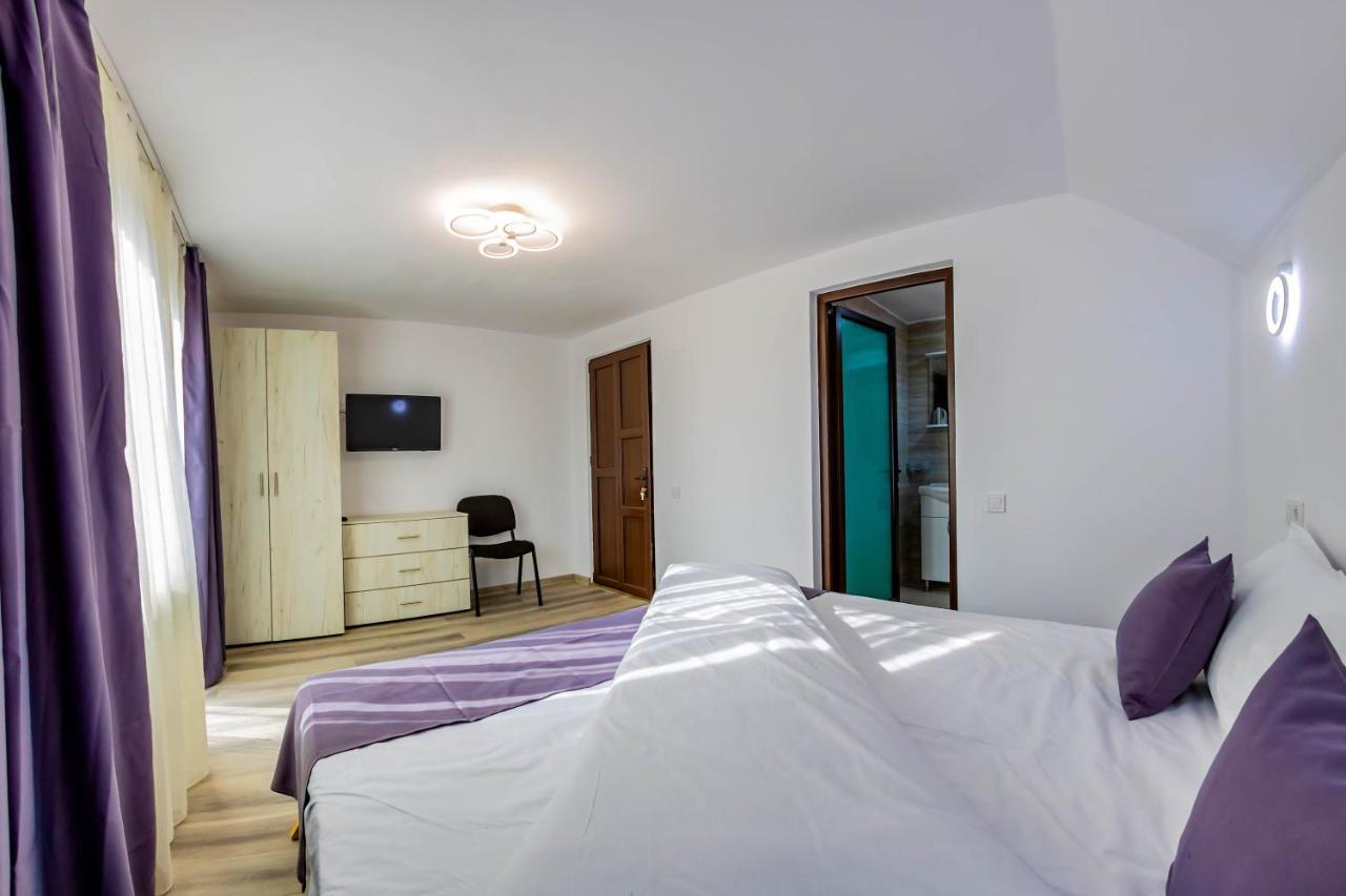 Pensiunea D & Ylan Hotel Novaci-Straini Luaran gambar